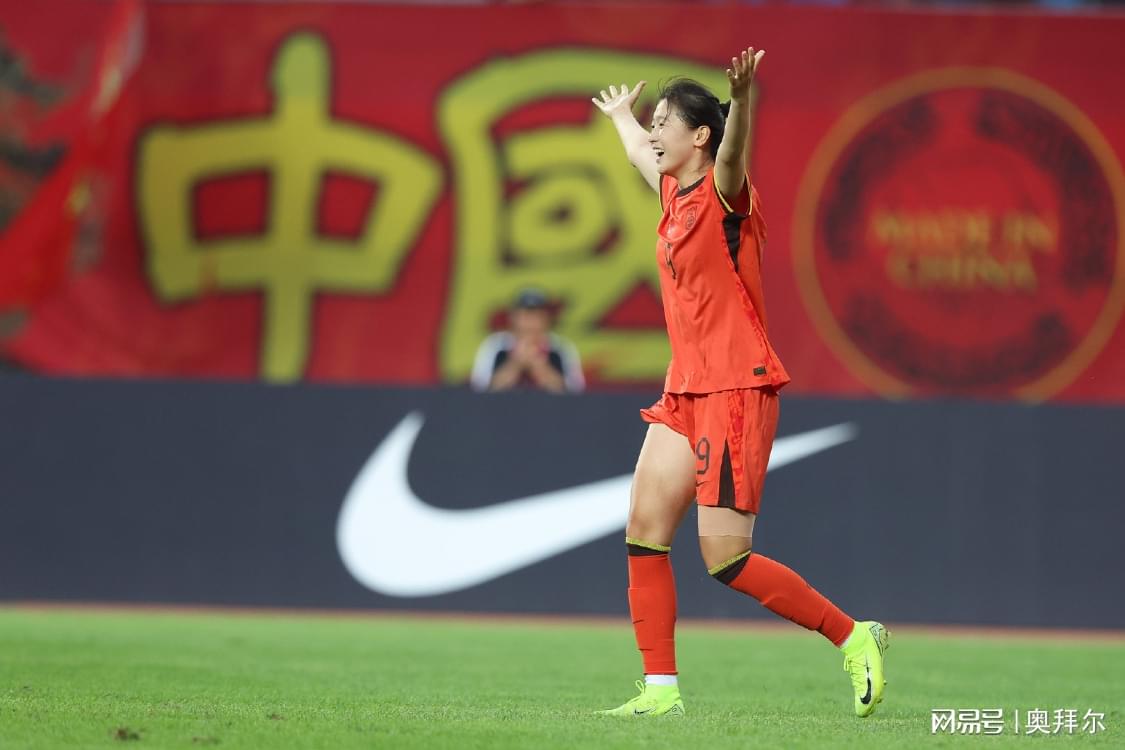 bs, 仅取得两连, 女足的前